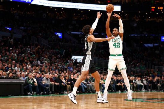  文班亚马20+10，马刺爆冷终结勇士六连胜  